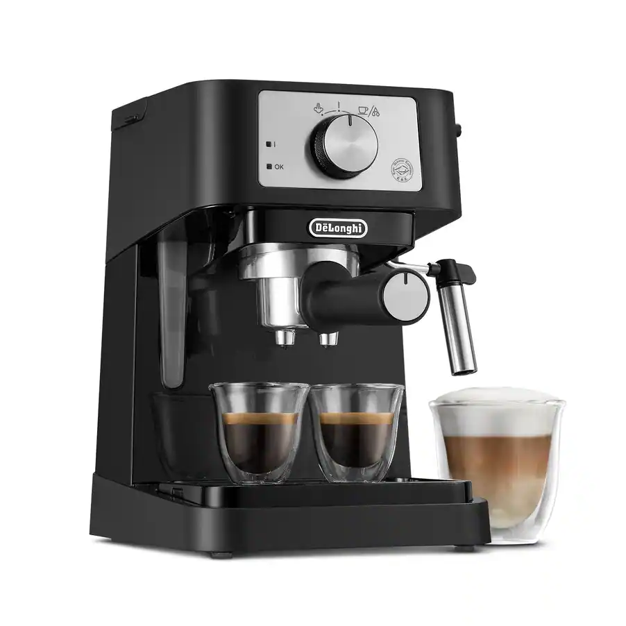 De’Longhi Stilosa seen from the front with two espresso glasses and a latte