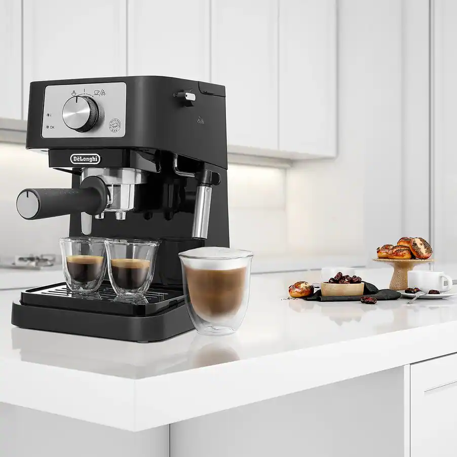 De’Longhi Stilosa on a kitchen counter with two espressos